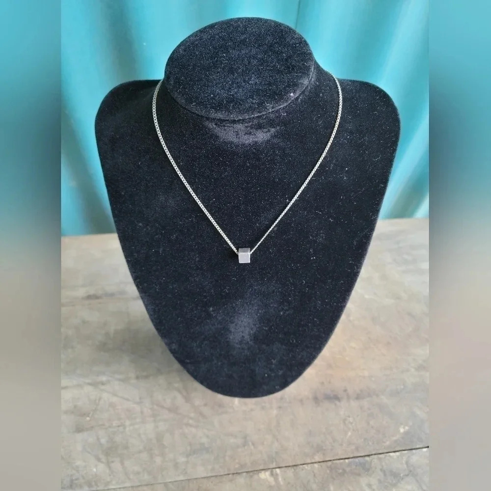 Avon  Square Necklace - Picture 5 of 6